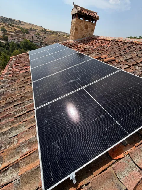 Trabajo real de Vieco Solar: paneles sobre cubierta de teja tradicional